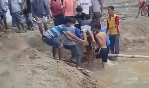 Evakuasi bocah tewas tenggelam di SPPBE Minanga, lembang Buntu Tangti, Kecamatan Mengkendek, Tana Toraja, Minggu (10/4). Foto:ist