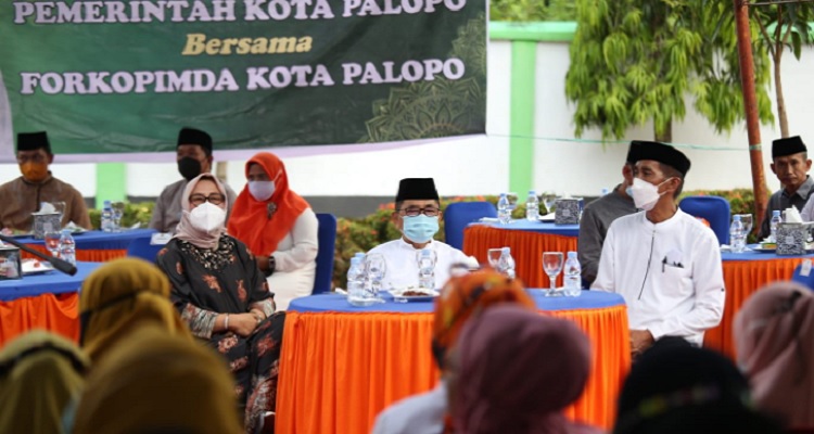 Wali Kota Palopo, HM Judas Amir bersama unsur Forkopimda Palopo menghadiri buka puasa bersama warga Sendana, Minggu (17/4). Foto: humas
