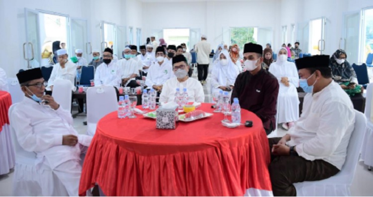 Walikota Palopo, HM Judas Amir buka puasa bersama di Masjid Agung Luwu Palopo, Senin (18/4). Foto:humas