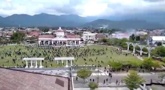 Demo 11 April Palopo. Polisi dan mahasiswa saling kejar di Lapangan Pancasila. Foto: tangkapan layar video WA