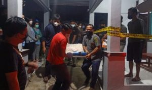 Evakuasi jasad Roland Parsada Samosir (39), hakim PN Makale Tana Toraja yang ditemukan meninggal di kamarnya, Selasa (5/4) sore. Foto: Laman Torajadaily.com