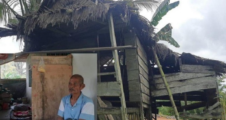 Kisah Kade (80), seorang kakek di Lutra yang bekerja jadi marbot dan buruh tani demi bertahan hidup. Foto: laman detik.com