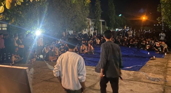 Puluhan organisasi mahasiswa, kedaerahan dan masyarakat melakukan konsolidasi persiapan aksi 11 April, di pelataran rektorat Universitas Andi Djemma, Minggu (10/4) malam. Foto:ist