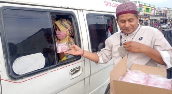 Jurnalis PPBC berbagi takjil kepada penumpang mobil angkutan umum di jalan Medan - Banda Aceh di Kota Lhokseumawe, Kamis (7/4/2022) sore. Foto:zul/teraskata.com