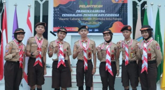 Ketujuh siswa SMPN 2 Palopo foto bersama pasca dilantik menjadi Pramuka Garuda, Jumat (22/4). Foto: ist