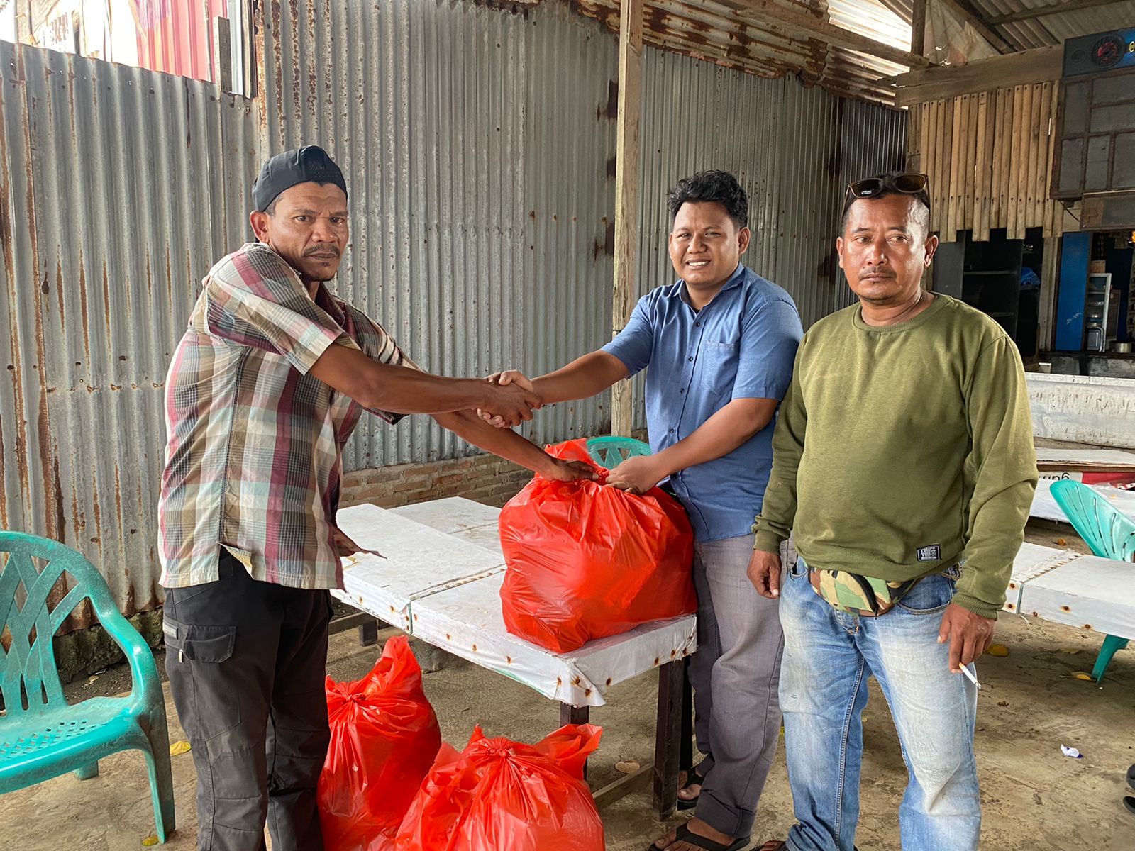 Sayuti Abubakar Berikan Bantuan Masa Panik Kepada Warga Hagu Selatan Korban Banjir Rob Air Pasang