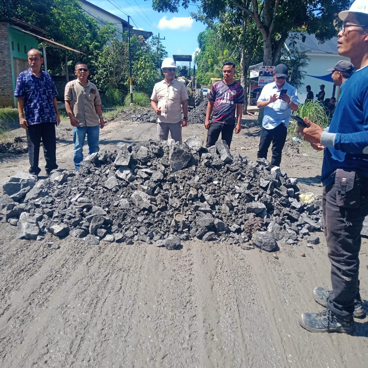 PTPN IV Regional l Bantu Perbaiki Jalan Di Kecamatan Buntu Pane