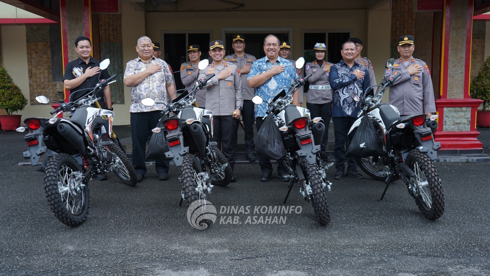 Bupati Asahan Serahkan 4 Unit Sepeda Motor ke Polres Asahan