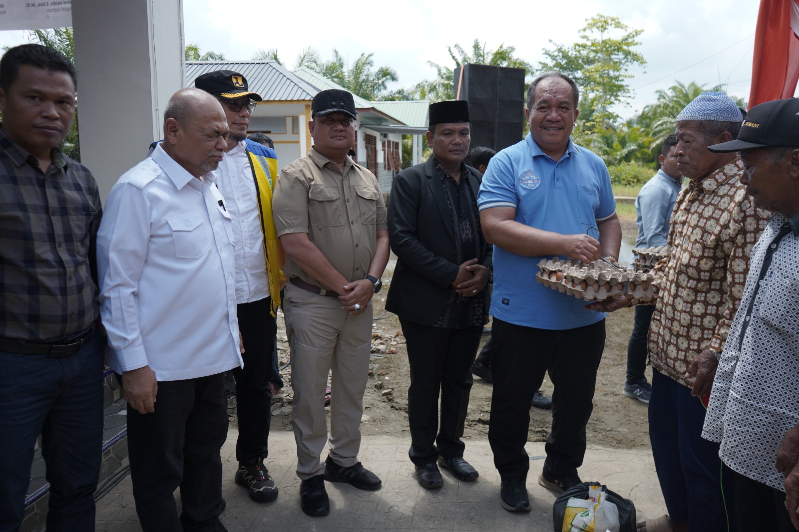 Bupati Asahan dan Wakil Bupati Asahan Serahkan Bantuan dan Tinjau Tanggul Jebol di Desa Sei Dua Hulu