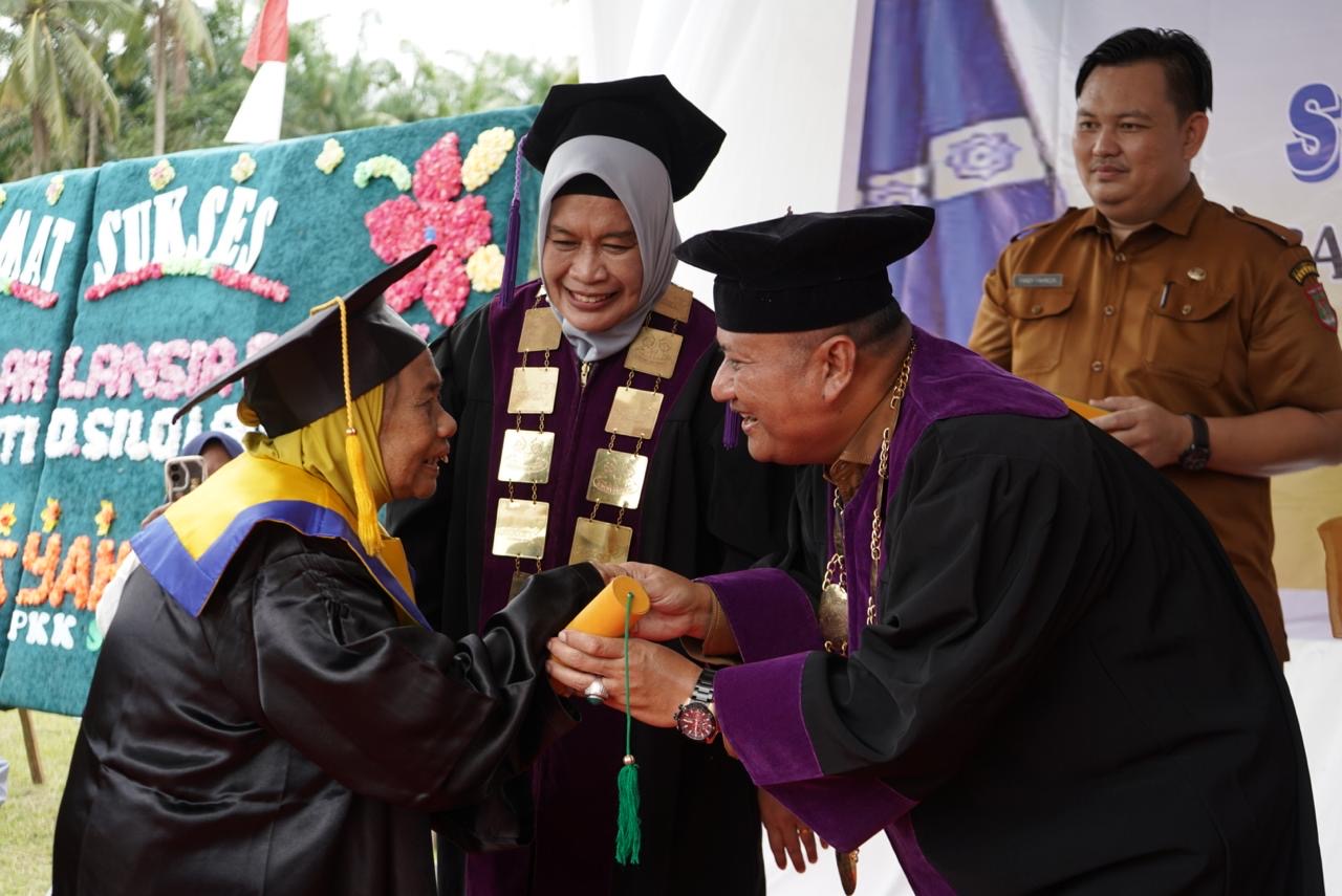 Komitmen Pemkab Asahan Dalam Meningkatkan Kesejahteraan Usia Senja, 25 Lansia Sehati Di Wisuda Oleh Wakil Bupati Asahan