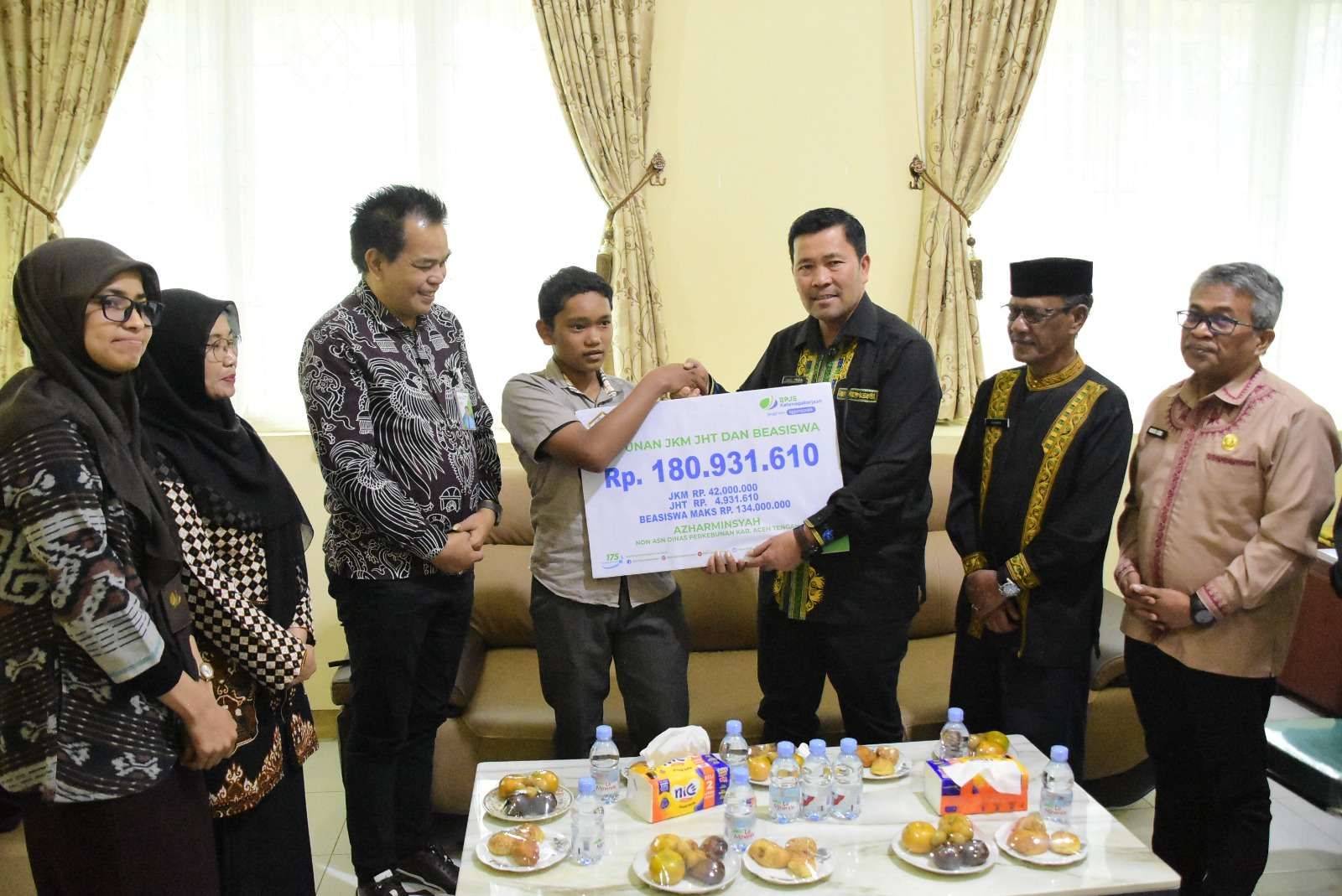 Santunan Total Rp180 Juta Lebih Diserahkan Kepada Anak Almarhum Tenaga Kerja Non-ASN di Dinas Perkebunan Kabupaten Aceh Tengah