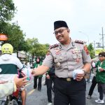 Kapolres Brebes AKBP Lilik Ardhiansyah pimpin langsung  pembagian takjil.(dok Istimewa)