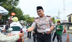 Kapolres Brebes AKBP Lilik Ardhiansyah pimpin langsung  pembagian takjil.(dok Istimewa)