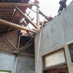 Kondisi rumah Kusnadi (60) seorang pasien TB asal Desa Sidakaton Tanjung yang atapnya ambruk.(dok teraskata.com/Hryt)