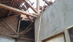 Kondisi rumah Kusnadi (60) seorang pasien TB asal Desa Sidakaton Tanjung yang atapnya ambruk.(dok teraskata.com/Hryt)