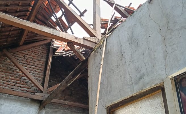 Kondisi rumah Kusnadi (60) seorang pasien TB asal Desa Sidakaton Tanjung yang atapnya ambruk.(dok teraskata.com/Hryt)
