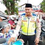 Kasat Lantas Polres Brebes, AKP Ahmad Zainurrozaq saat pembagian takjil kepada pengendara yang melintas.(dok teraskata.com/Hryt)