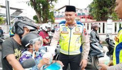 Kasat Lantas Polres Brebes, AKP Ahmad Zainurrozaq saat pembagian takjil kepada pengendara yang melintas.(dok teraskata.com/Hryt)