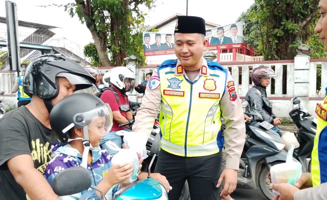 Kasat Lantas Polres Brebes, AKP Ahmad Zainurrozaq saat pembagian takjil kepada pengendara yang melintas.(dok teraskata.com/Hryt)