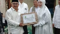 Bupati Brebes Hj. Paramitha Widya Kusuma bersama suami dalam acara safari Ramadhan di lingkungan Pondok Pesantren Al Hikmah 2 Benda Sirampog.(dok Istimewa)