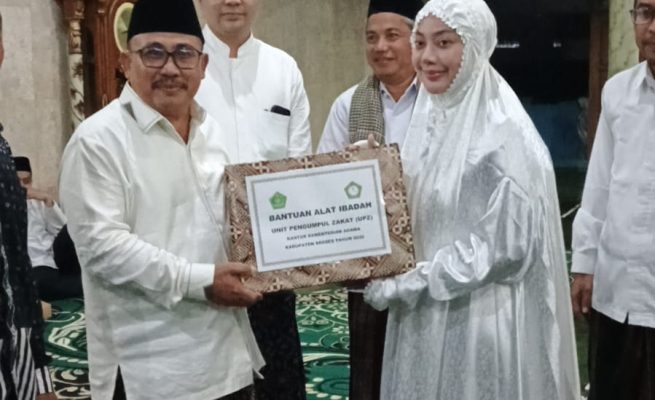 Bupati Brebes Hj. Paramitha Widya Kusuma bersama suami dalam acara safari Ramadhan di lingkungan Pondok Pesantren Al Hikmah 2 Benda Sirampog.(dok Istimewa)