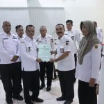 Wakil Bupati Brebes, Wurja yang di dampingi Kepala BKPSDMD Kabupaten Brebes Moh Syamsul Haris saat menyerahkan petikan Surat Keputusan (SK) Pensiun.(dok Istimewa)