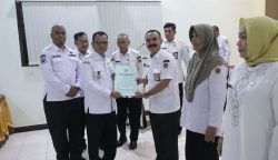 Wakil Bupati Brebes, Wurja yang di dampingi Kepala BKPSDMD Kabupaten Brebes Moh Syamsul Haris saat menyerahkan petikan Surat Keputusan (SK) Pensiun.(dok Istimewa)