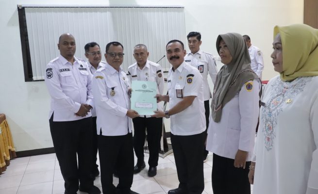 Wakil Bupati Brebes, Wurja yang di dampingi Kepala BKPSDMD Kabupaten Brebes Moh Syamsul Haris saat menyerahkan petikan Surat Keputusan (SK) Pensiun.(dok Istimewa)