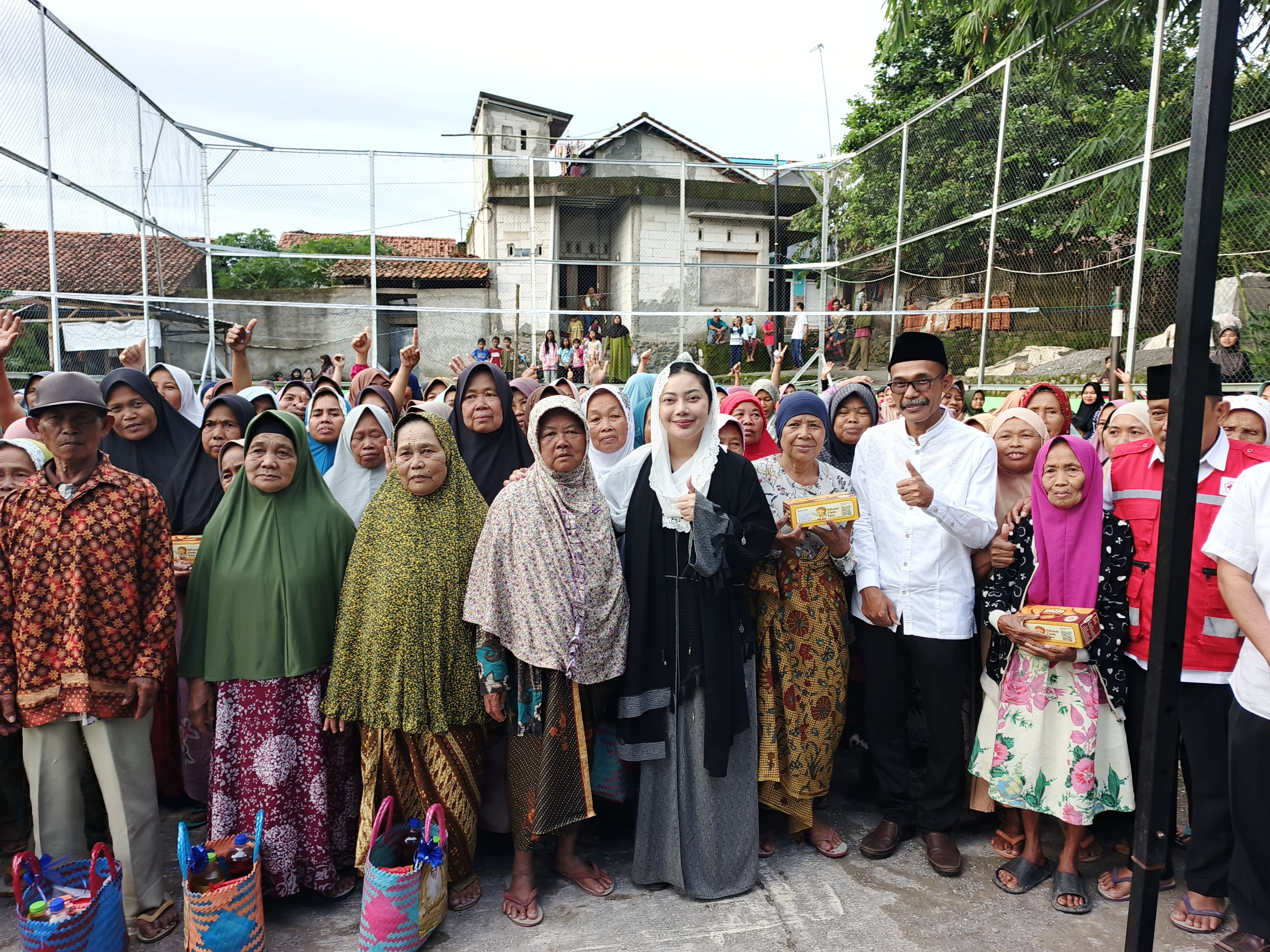 Bupati Brebes Ngabuburit dengan Warga, Dengarkan Aspirasi dan Bagikan Sembako