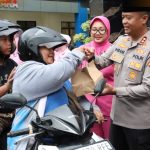 Hari ke-2 Ramadan, Kapolres Tulungagung Turun Jalan Bagikan Takjil dan Pesan Kamtibmas