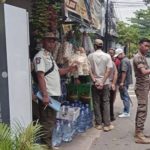 Aksi Persuasif Lurah Kepatihan Bersama Satpol PP Tertibkan Pedagang di Fasum