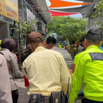 Anggota Pos Pelayanan (Pos Yan) Rest Area KM 166 Tol Cipali, Polres Majalengka, menolong seorang pemudik yang mengalami insiden terjatuh di area toilet, Senin (2332026) siang. --FTMu'min/teraskata--