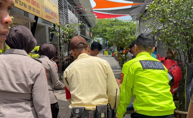 Anggota Pos Pelayanan (Pos Yan) Rest Area KM 166 Tol Cipali, Polres Majalengka, menolong seorang pemudik yang mengalami insiden terjatuh di area toilet, Senin (2332026) siang. --FTMu'min/teraskata--