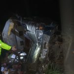 Sebuah minibus Isuzu Elf bernomor polisi Z 7012 CN mengalami kecelakaan tunggal di Blok Maniis Tonggoh, Desa Maniis, Kecamatan Cingambul, Kabupaten Majalengka, pada Senin (23/3/2026) malam sekitar pukul 23.05 WIB