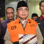 Tersangka kasus dugaan korupsi kuota haji dan penyelenggaraan ibadah haji, Yaqut Cholil Qoumas (tengah), mengenakan rompi tahanan usai menjalani pemeriksaan di Gedung Merah Putih KPK, Jakarta, Kamis (12/03).