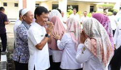 Hari pertama kerja, Wali Kota Cirebon, Effendi Edo, memimpin langsung apel pagi di lingkungan Perumda Air Minum Tirta Giri Nata pada Rabu (2532026).