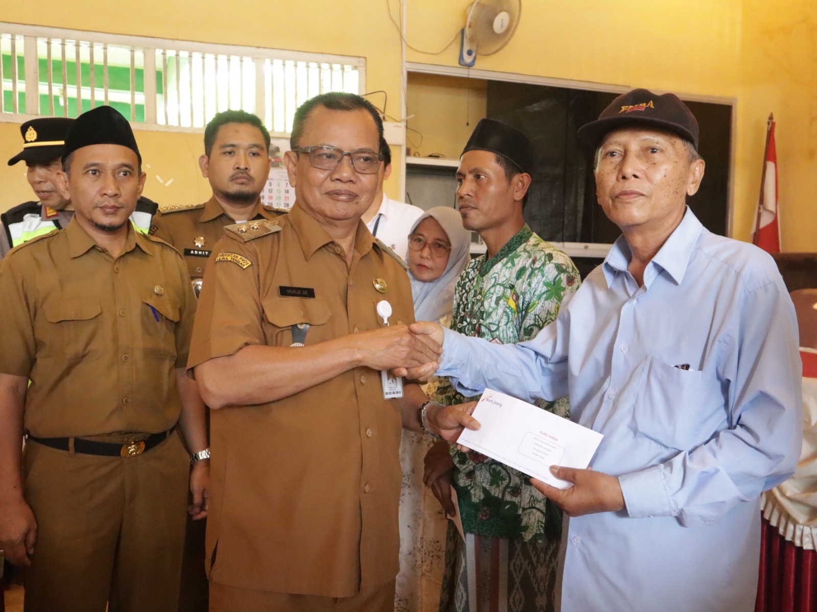 Wabup Brebes Serahkan Insentif ke Pegiat Agama: ‘Pembangunan Karakter Butuh Sinergi dengan Pemerintah