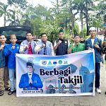 Ketua DPD II KNPI Kabupaten Barru, Edi bersama sejumlah organisasi kepemudaan berbagi takjil kepada pengendara yang melintas di Lampu Merah Tugu Payung, Kabupaten Barru, Rabu(18/3/2026).