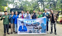 Ketua DPD II KNPI Kabupaten Barru, Edi bersama sejumlah organisasi kepemudaan berbagi takjil kepada pengendara yang melintas di Lampu Merah Tugu Payung, Kabupaten Barru, Rabu(18/3/2026).