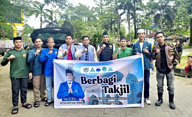 Ketua DPD II KNPI Kabupaten Barru, Edi bersama sejumlah organisasi kepemudaan berbagi takjil kepada pengendara yang melintas di Lampu Merah Tugu Payung, Kabupaten Barru, Rabu(18/3/2026).