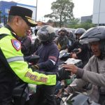 Kapolres Cirebon berbagi takjil dan Boneka ke pengendara. (ft:Mu'min/teraskata)