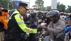 Kapolres Cirebon berbagi takjil dan Boneka ke pengendara. (ft:Mu'min/teraskata)