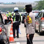 Kapolres Majalengka, AKBP Rita Suwadi, turun langsung ke lapangan memimpin pengaturan lalu lintas di titik krusial, Rest Area KM 166, Tol Cipali, Majalengka