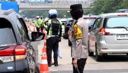 Kapolres Majalengka, AKBP Rita Suwadi, turun langsung ke lapangan memimpin pengaturan lalu lintas di titik krusial, Rest Area KM 166, Tol Cipali, Majalengka