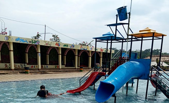 Kolam Renang Cikomboy, sebuah destinasi wisata air yang terletak di Desa Matangaji, Kecamatan Sumber, Kabupaten Cirebon.