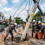 Ilustrasi pemasangan tiang internet.