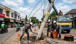 Ilustrasi pemasangan tiang internet.