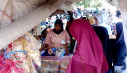 Rujak Gamel, kuliner tradisional yang terpantau ramai diserbu pembeli pada Minggu (22/03/2026).