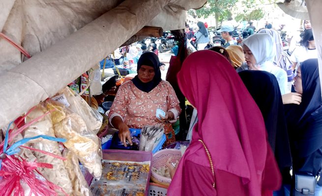 Rujak Gamel, kuliner tradisional yang terpantau ramai diserbu pembeli pada Minggu (22/03/2026).