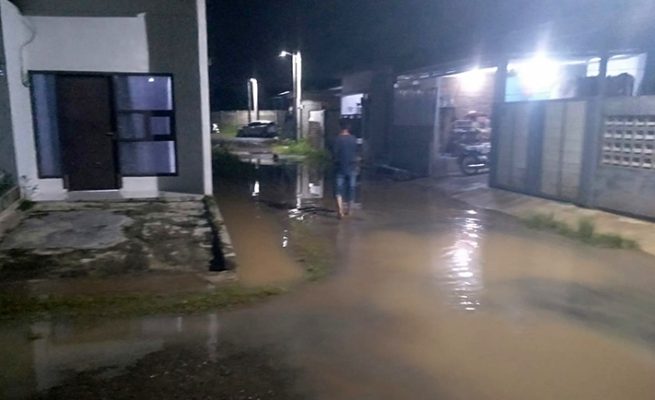 Debit air Sungai Cipager yang sempat meluap dan memasuki kawasan permukiman dilaporkan telah surut pada Rabu (25/3/2026) malam.